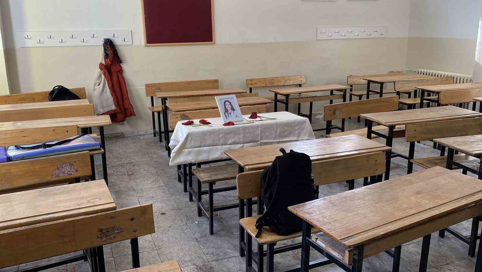 Kazada ölen küçük kız için sınıfında anı köşesi yapıldı
