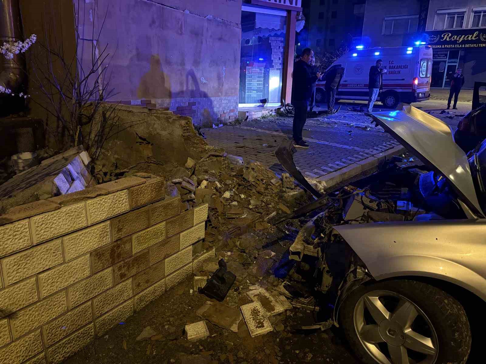 Kazada savrulan otomobil duvarı yıktı: 1’i ağır 5 yaralı
