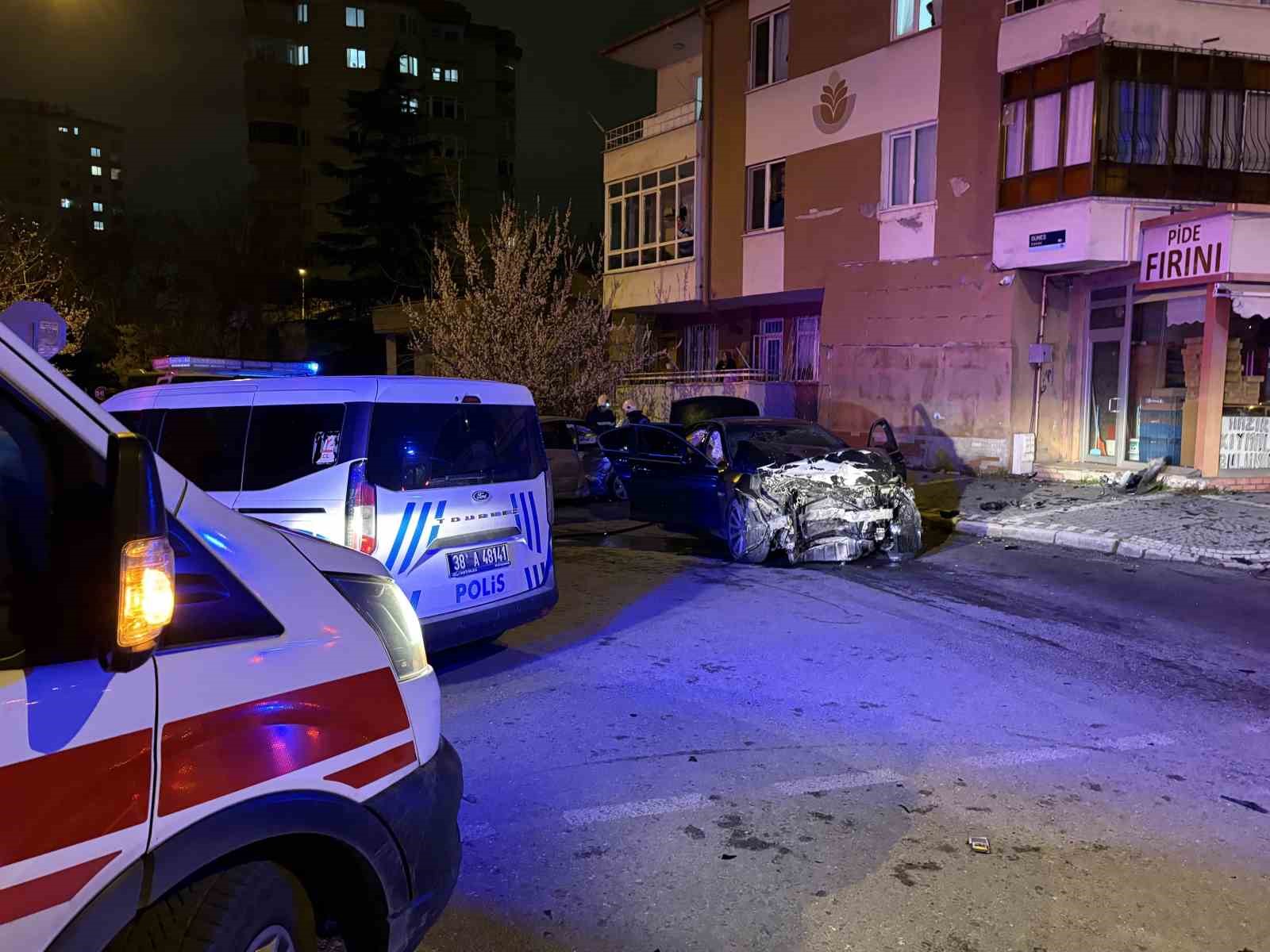 Kazada savrulan otomobil duvarı yıktı
