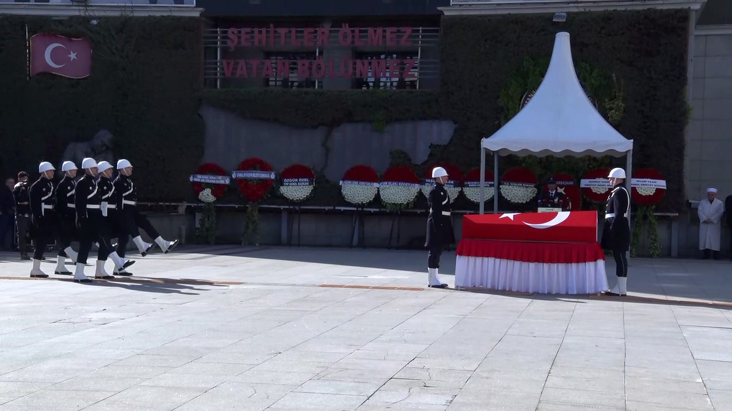 Kazada şehit olan polis memuru için cenaze töreni düzenleniyor
Kazada şehit olan polis memuru için cenaze töreni düzenleniyor