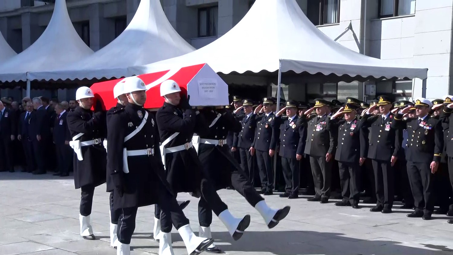Kazada şehit olan polis memuru için cenaze töreni düzenleniyor
Kazada şehit olan polis memuru için cenaze töreni düzenleniyor