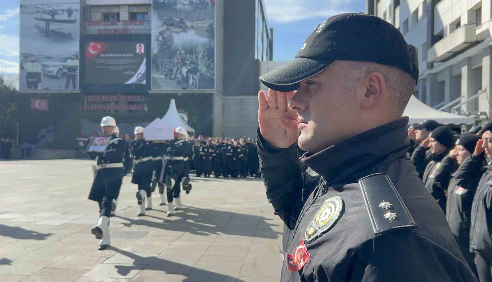 Kazada şehit olan polis memuru için cenaze töreni düzenleniyor
Kazada şehit olan polis memuru için cenaze töreni düzenleniyor