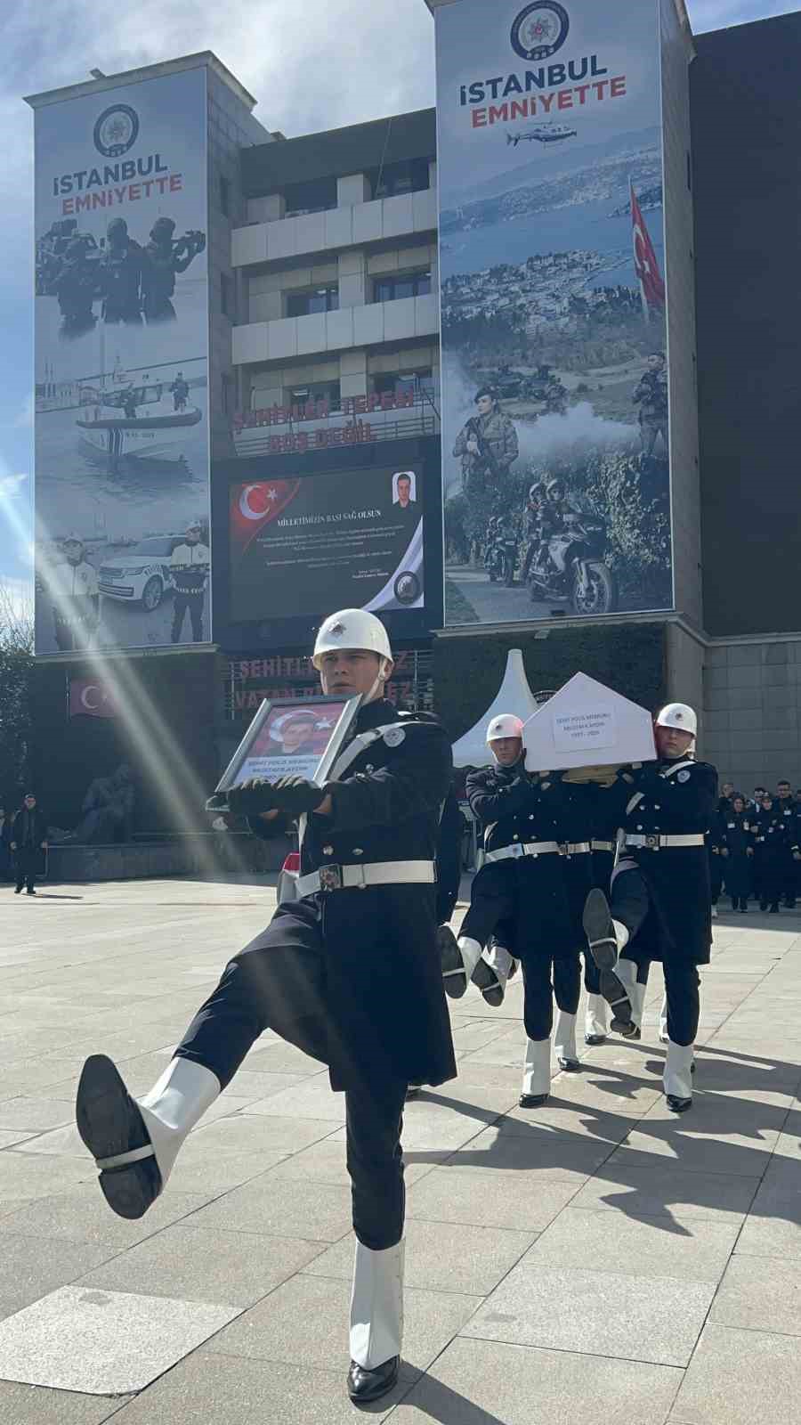 Kazada şehit olan polis memuru için cenaze töreni düzenleniyor
Kazada şehit olan polis memuru için cenaze töreni düzenleniyor