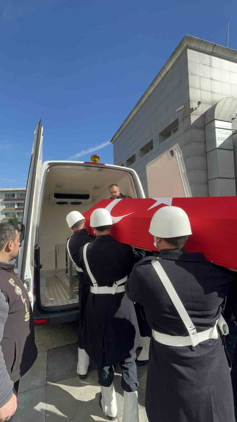 Kazada şehit olan polis memuru için cenaze töreni düzenleniyor
Kazada şehit olan polis memuru için cenaze töreni düzenleniyor