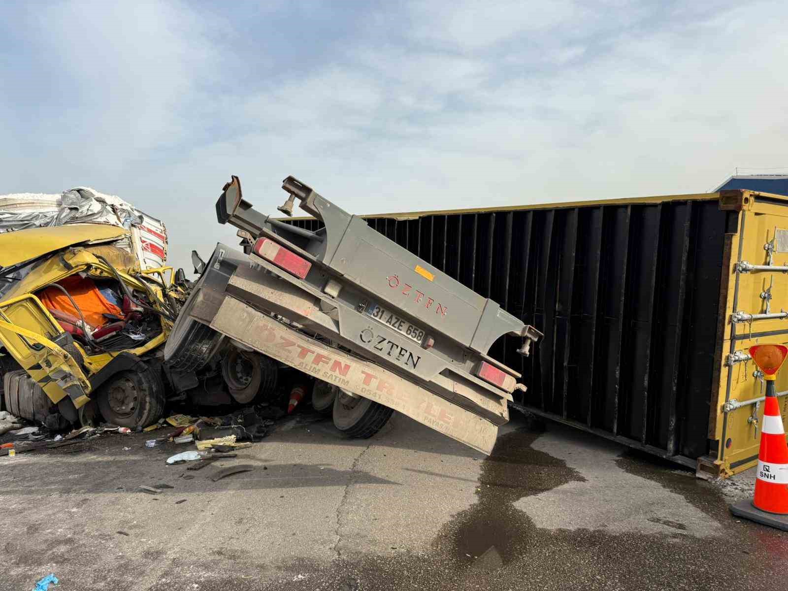 Kazada tırdan devrilen konteyner araçları hurdaya çevirdi

