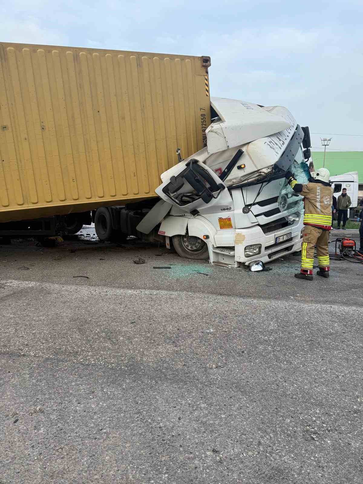 Kazada tırdan devrilen konteyner araçları hurdaya çevirdi
