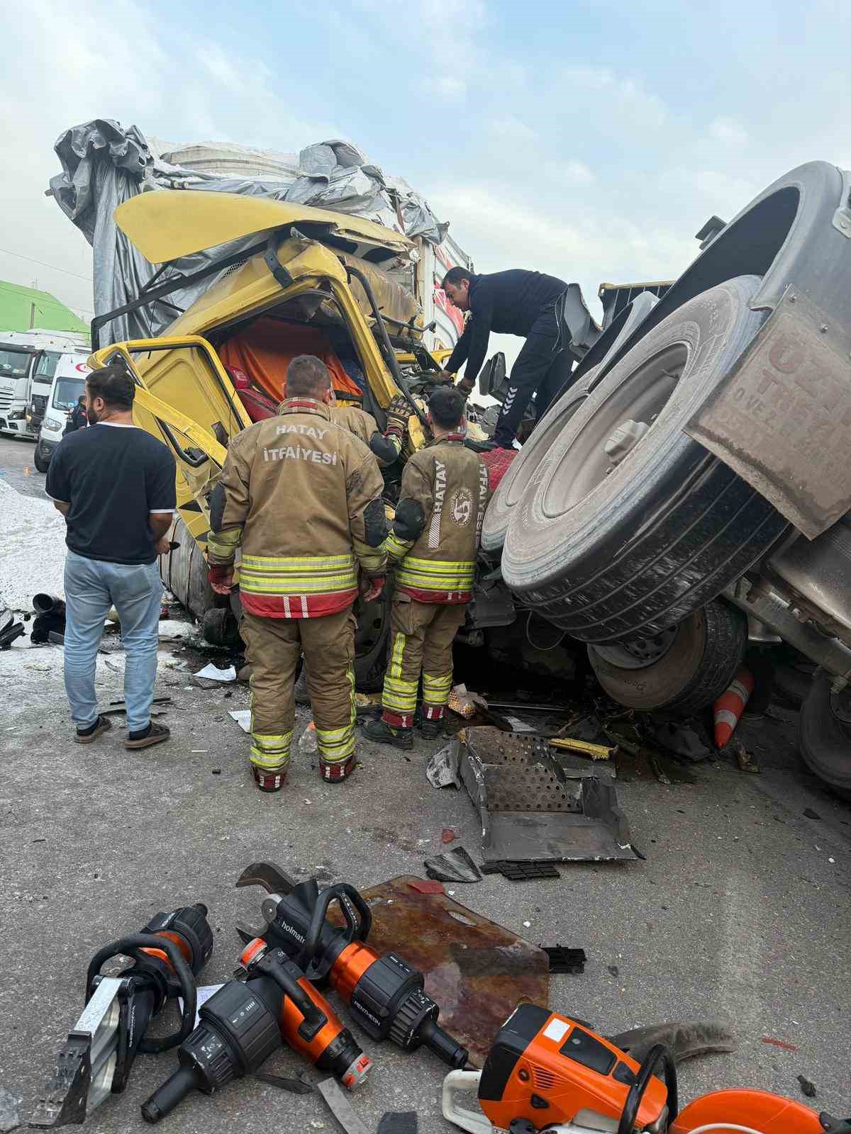 Kazada tırdan devrilen konteyner araçları hurdaya çevirdi
