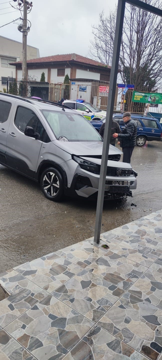 Kazada yaralanan genç öğretmen hastanede hayat mücadelesini kaybetti
Kazada yaralanan genç öğretmen hastanede hayat mücadelesini kaybetti