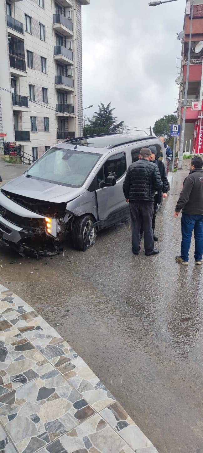 Kazada yaralanan genç öğretmen hastanede hayat mücadelesini kaybetti
Kazada yaralanan genç öğretmen hastanede hayat mücadelesini kaybetti