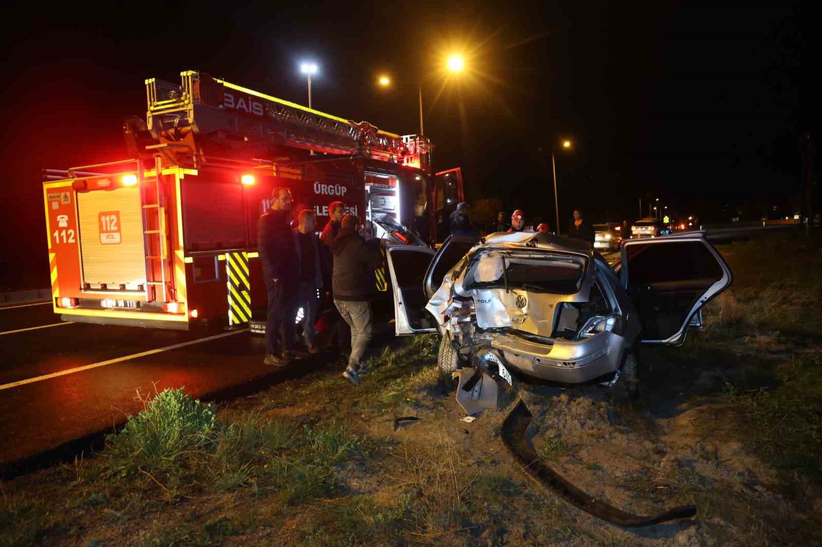 Kazada yaralanan kardeşi ile aynı ambulansa binmek isteyen yaralı ekiplere zor anlar yaşattı
