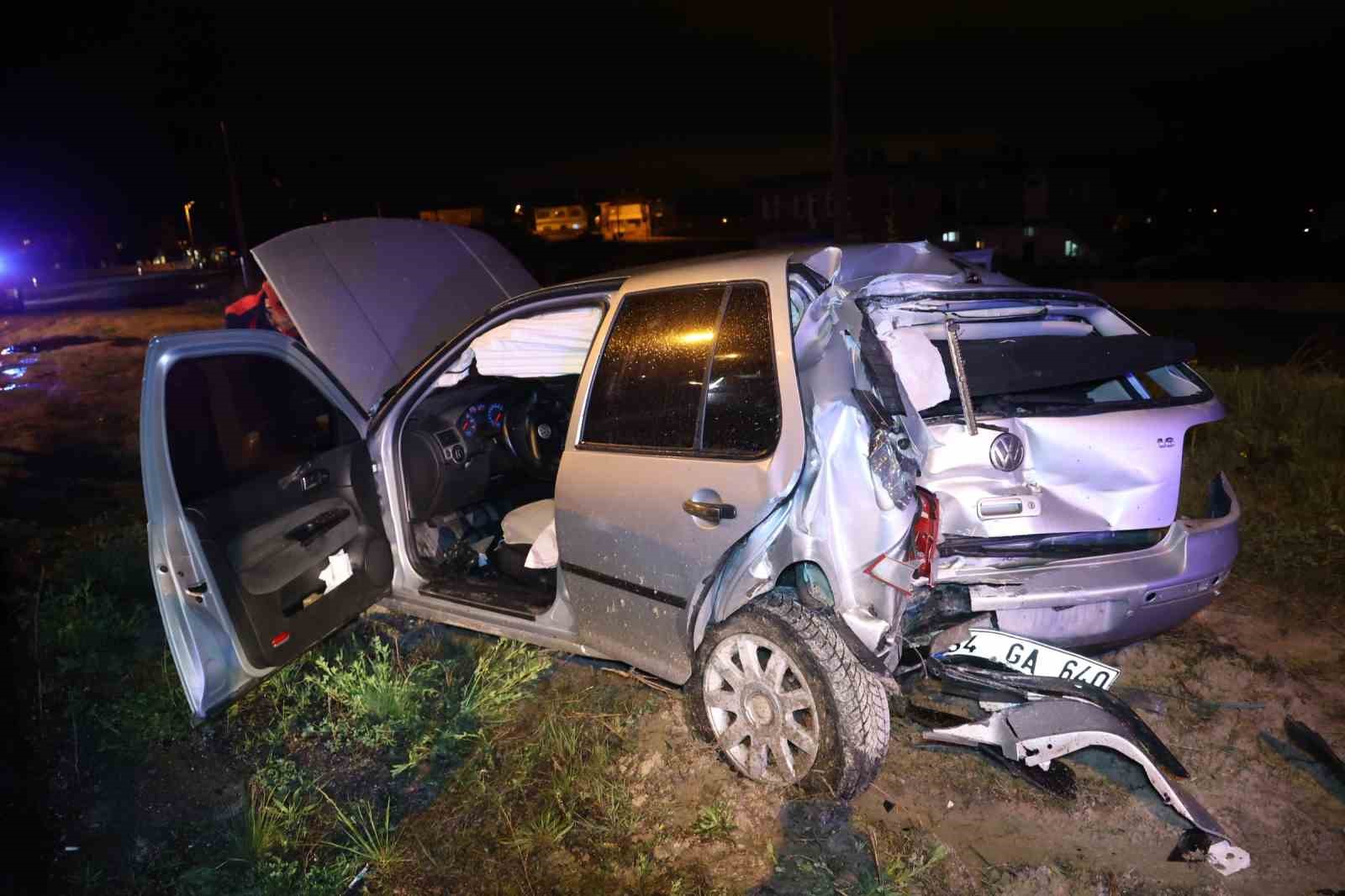 Kazada yaralanan kardeşi ile aynı ambulansa binmek isteyen yaralı ekiplere zor anlar yaşattı
