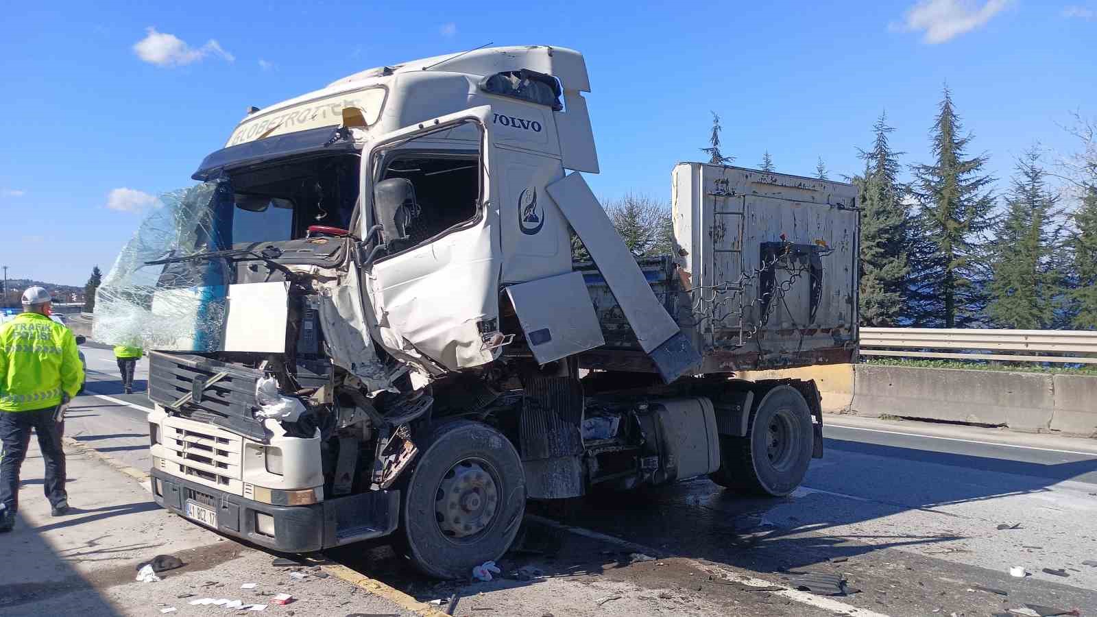 Kazadan kaçarken tırlar çarpıştı, biri makasladı: 1 yaralı
