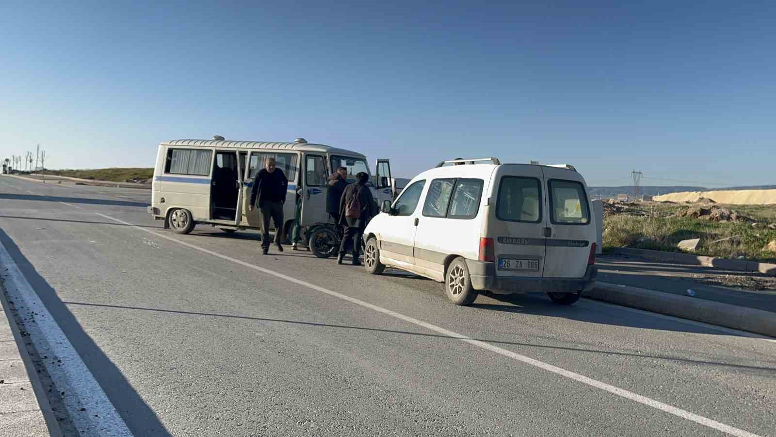 Kazadan sonra ters yöne giren minibüs hafif ticari araçla çarpıştı: 1’i çocuk 4 yaralı
