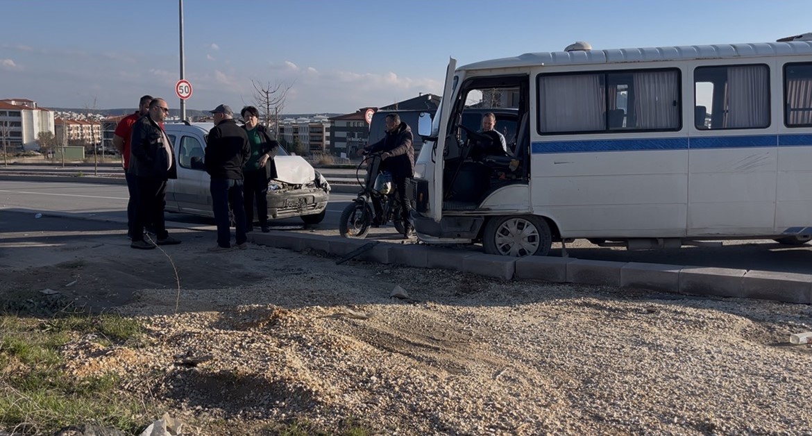 Kazadan sonra ters yöne giren minibüs hafif ticari araçla çarpıştı: 1’i çocuk 4 yaralı
