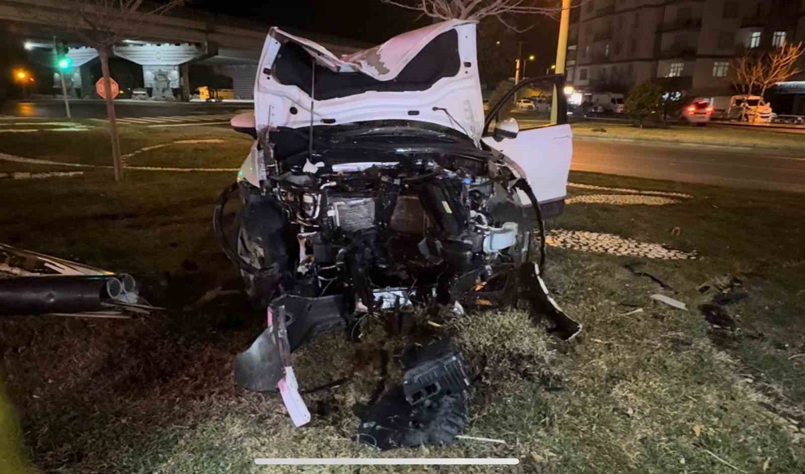 Kazaya karışan araçta yangın paniği
