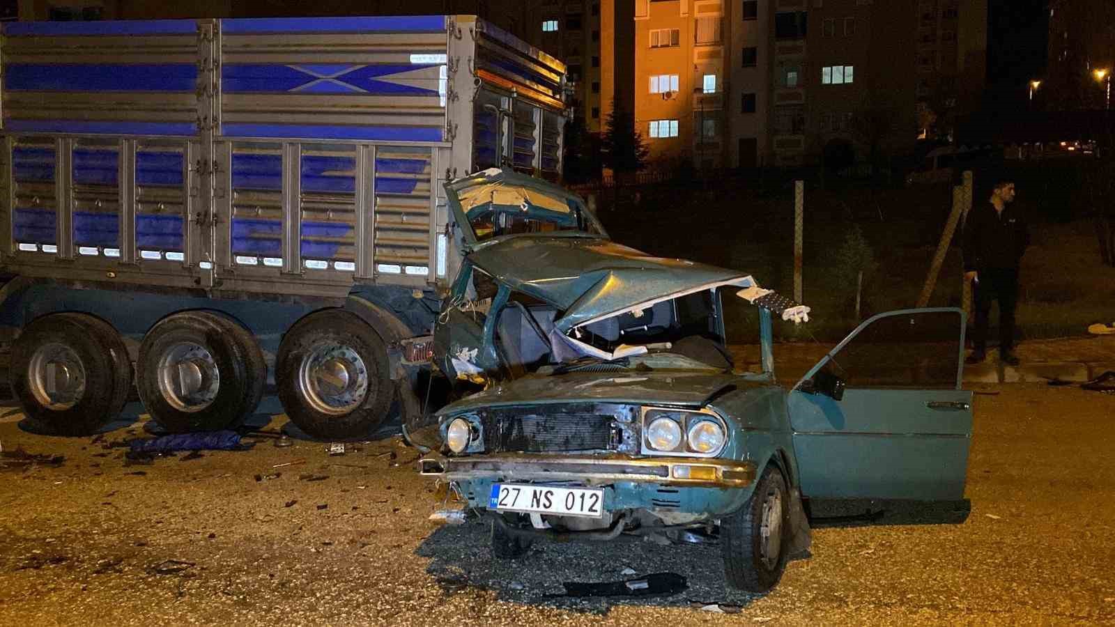 Kazaya karışan otomobil, park halindeki tıra çarptı: 1’ağır 4 yaralı
