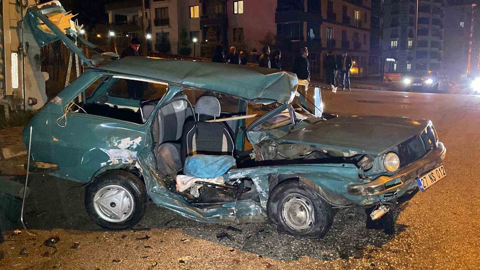 Kazaya karışan otomobil, park halindeki tıra çarptı: 1’ağır 4 yaralı
