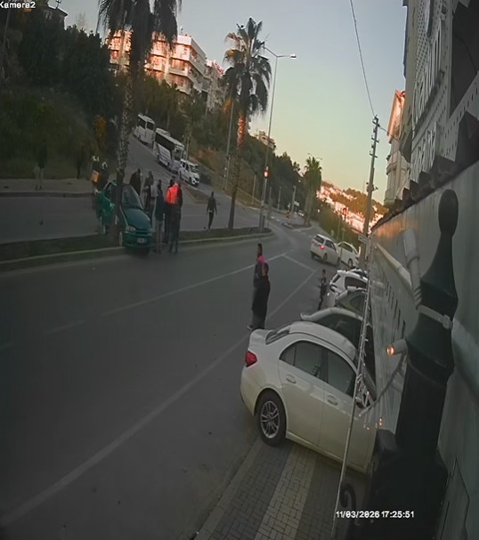 Kazaya karışan otomobilin palmiyeye çarpma anı kamerada
