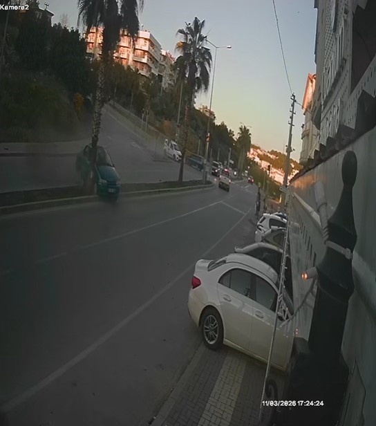 Kazaya karışan otomobilin palmiyeye çarpma anı kamerada
