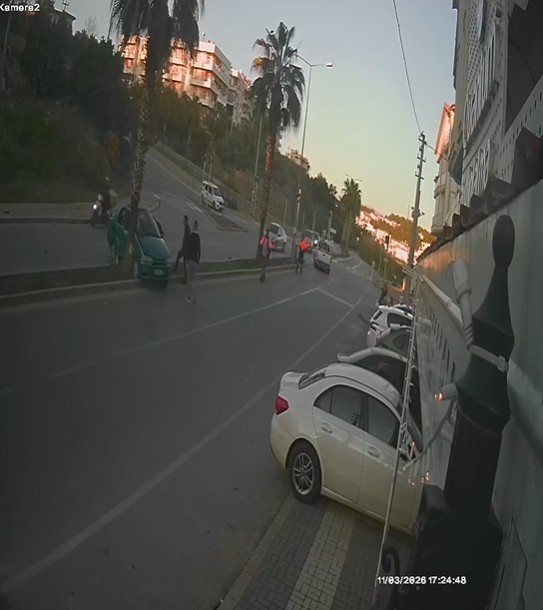 Kazaya karışan otomobilin palmiyeye çarpma anı kamerada
