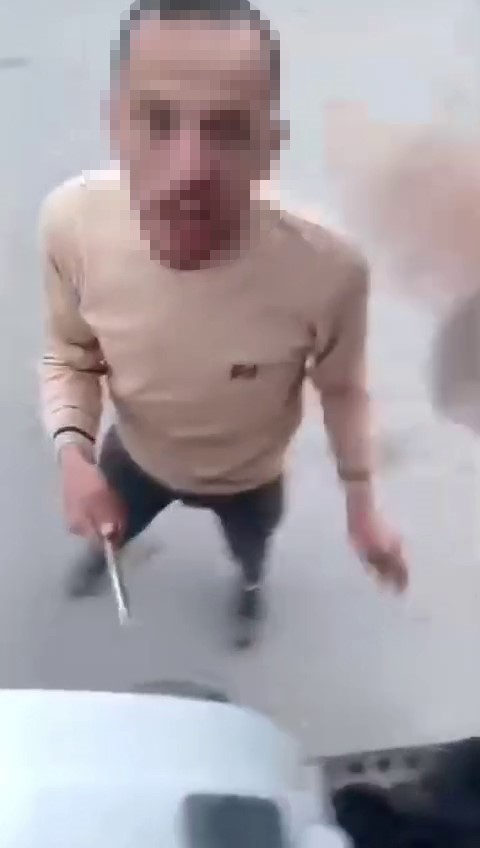 Kazaya sinirlenen tırcı "Aynama vurdun" deyip, meslektaşına demir sopayla saldırdı
