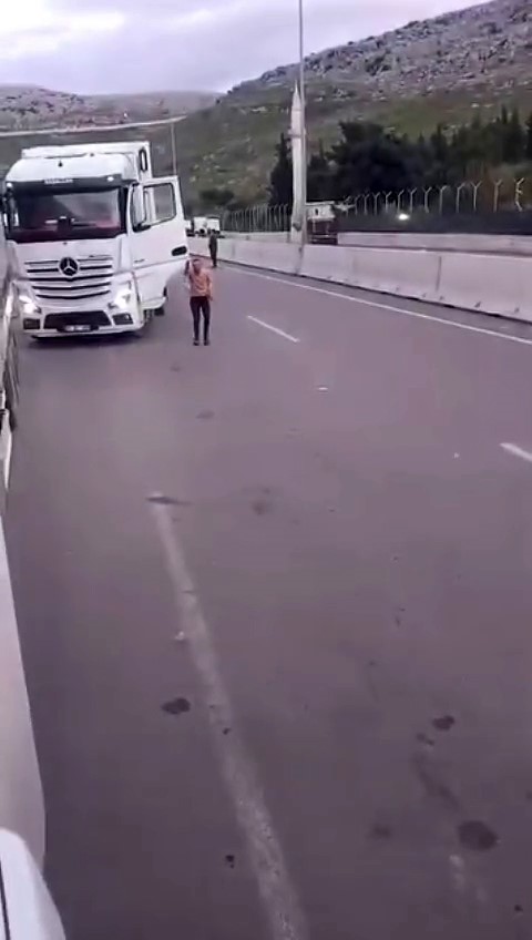 Kazaya sinirlenen tırcı "Aynama vurdun" deyip, meslektaşına demir sopayla saldırdı
