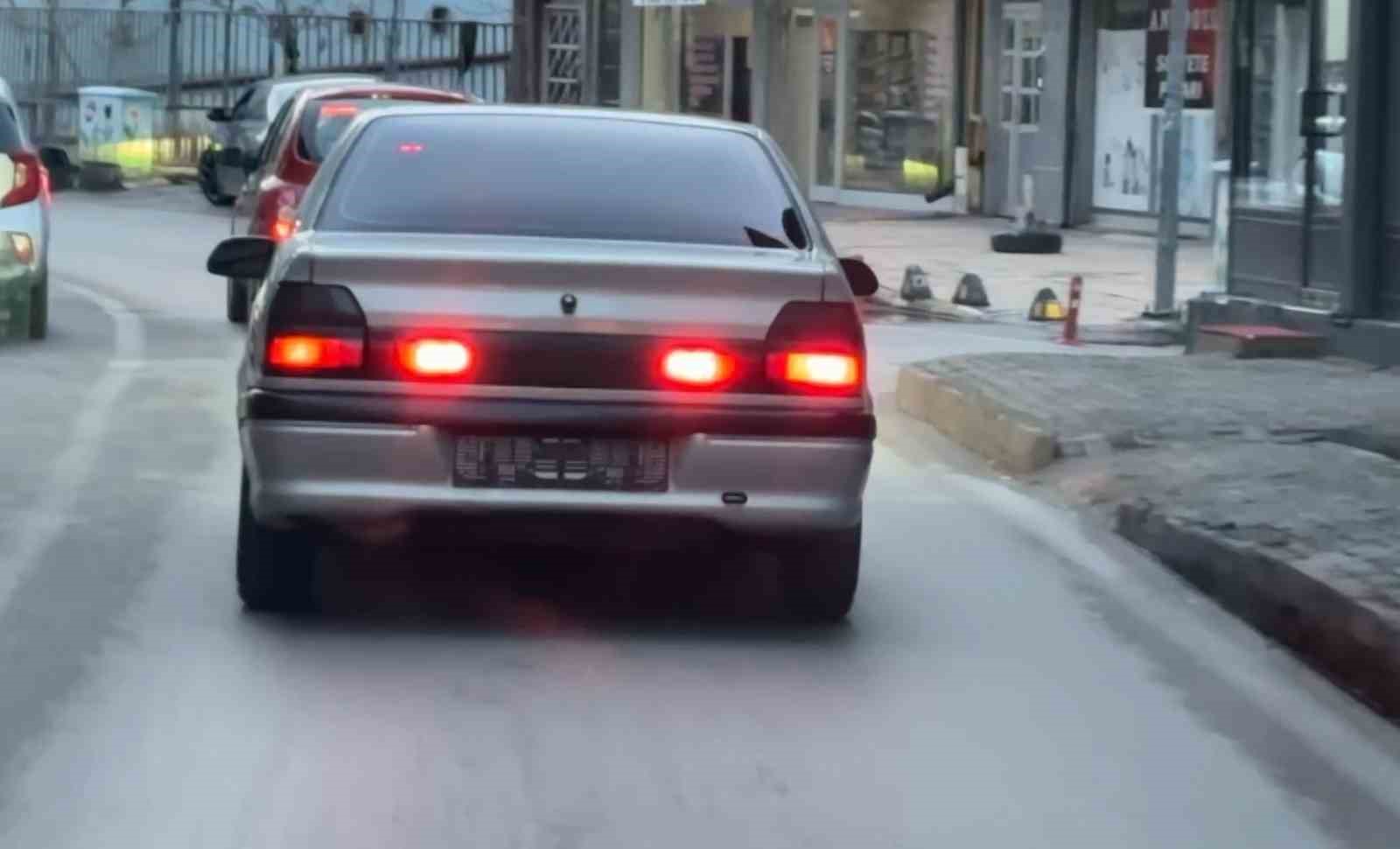 Kazaya yapınca plakaları söküp kaçtı ama polisten kaçamadı
