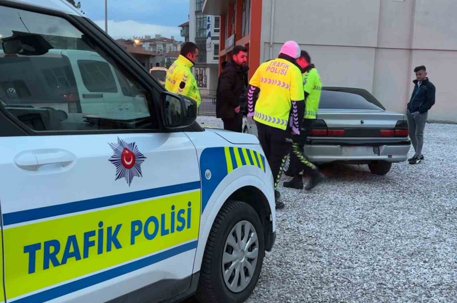 Kazaya yapınca plakaları söküp kaçtı ama polisten kaçamadı
