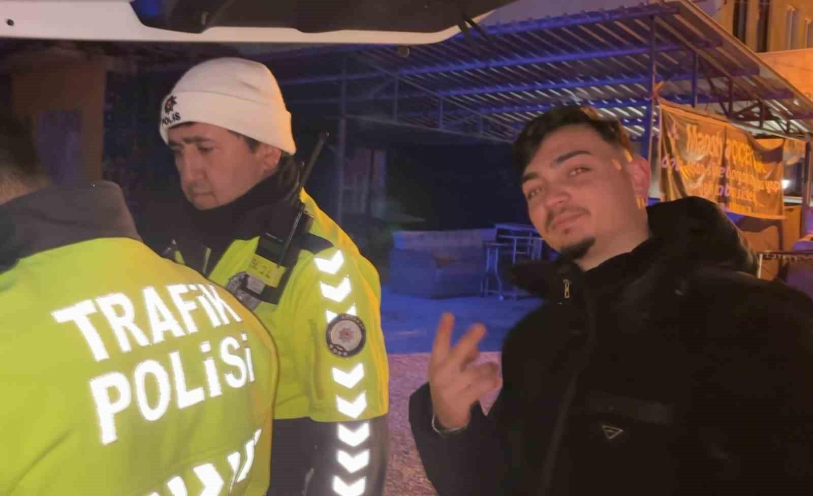 Kazaya yapınca plakaları söküp kaçtı ama polisten kaçamadı
