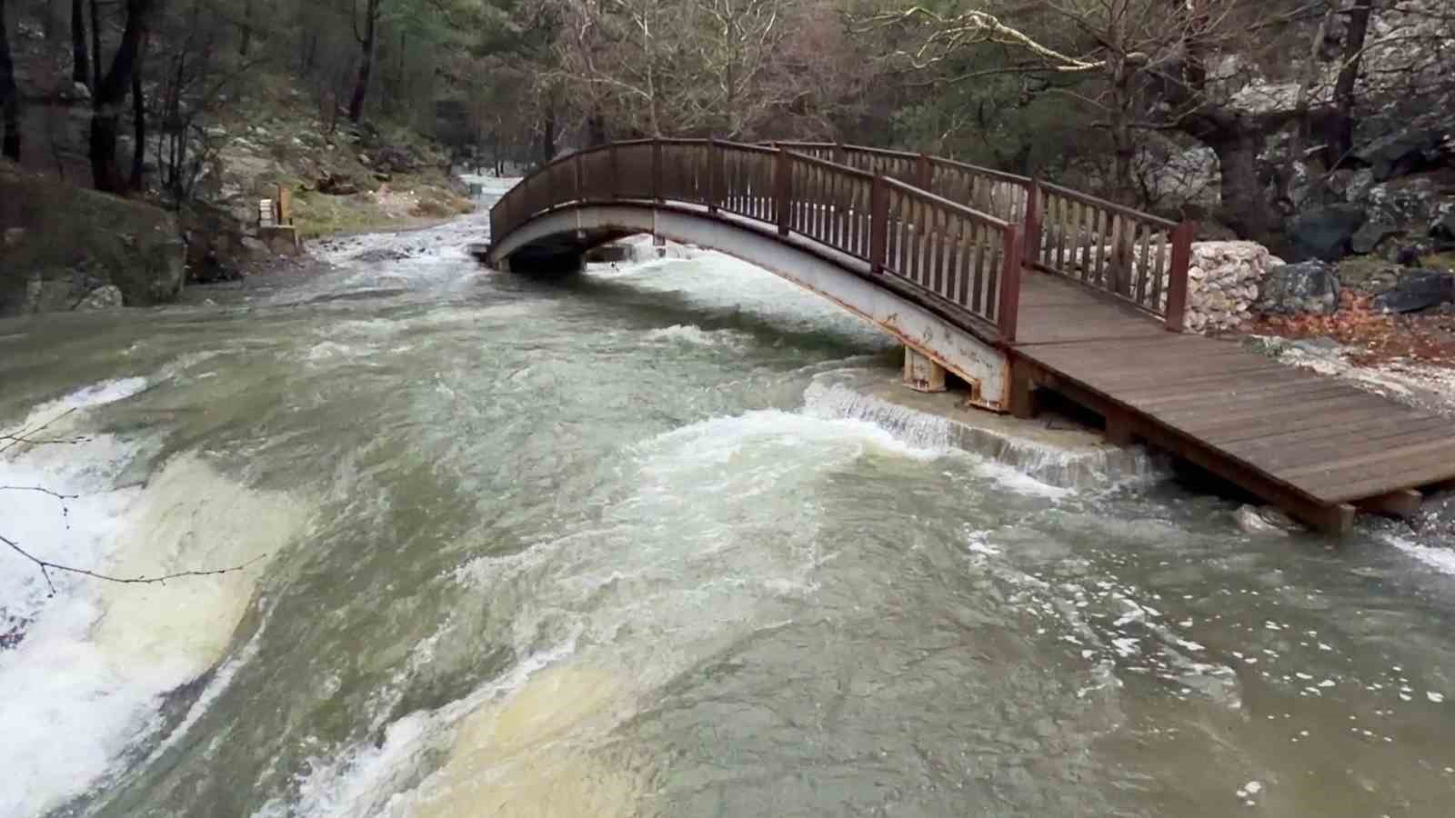 Kazdağların’da ani kar erimesi ve sağanak yağış nedeniyle dereler yataklarına sığmıyor
