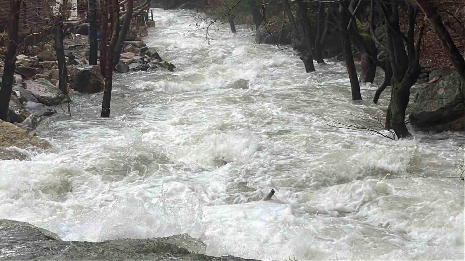 Kazdağların’da ani kar erimesi ve sağanak yağış nedeniyle dereler yataklarına sığmıyor
