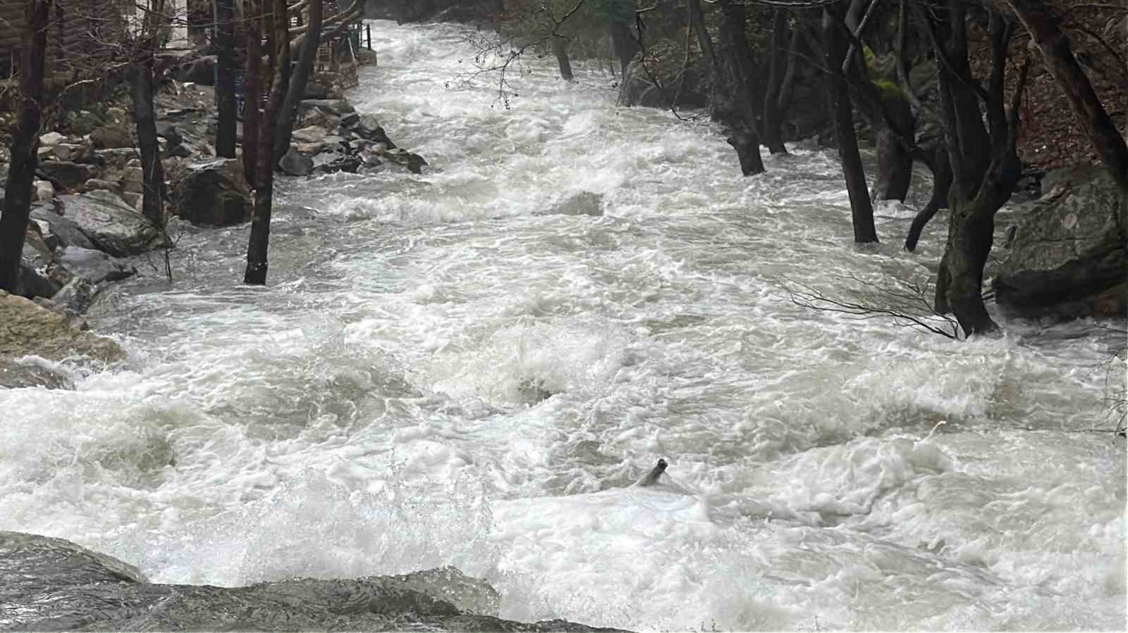 Kazdağların’da ani kar erimesi ve sağanak yağış nedeniyle dereler yataklarına sığmıyor
