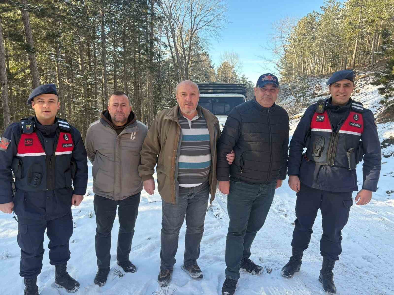 Kazdağları’nda karda mahsur kalan 4 kişiyi jandarma kurtardı
