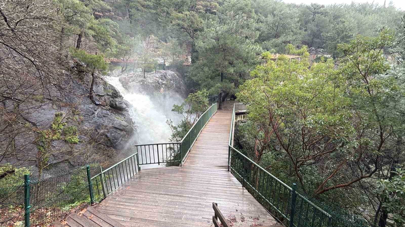 Kazdağları’nın Sütüven Şelalesi yağışlarla birlikte Niagara’yı aratmadı
