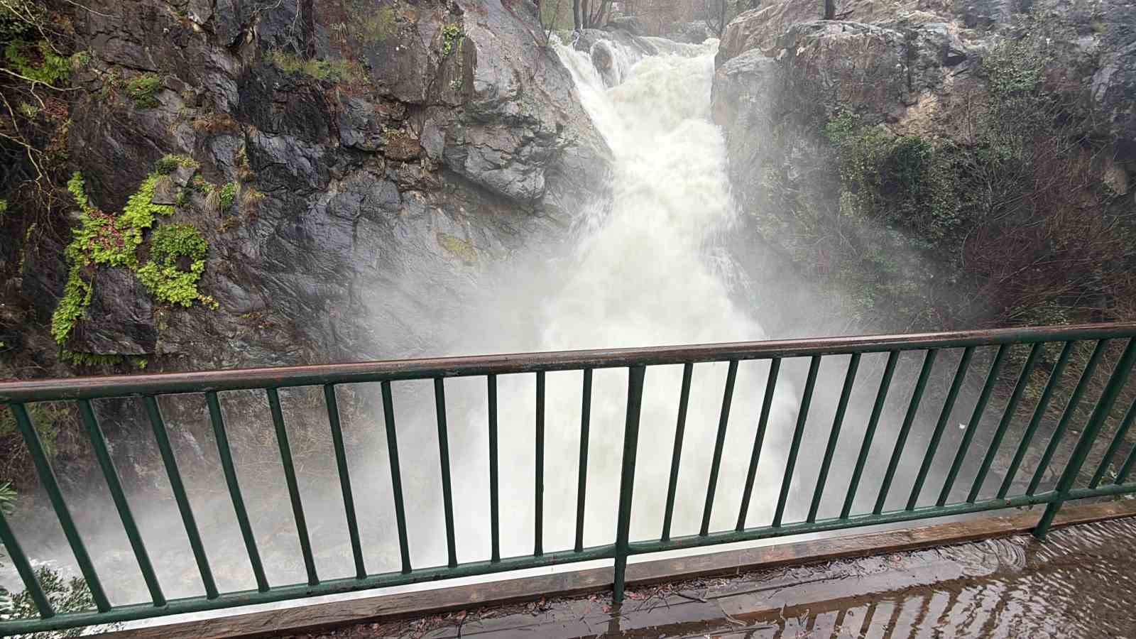 Kazdağları’nın Sütüven Şelalesi yağışlarla birlikte Niagara’yı aratmadı
