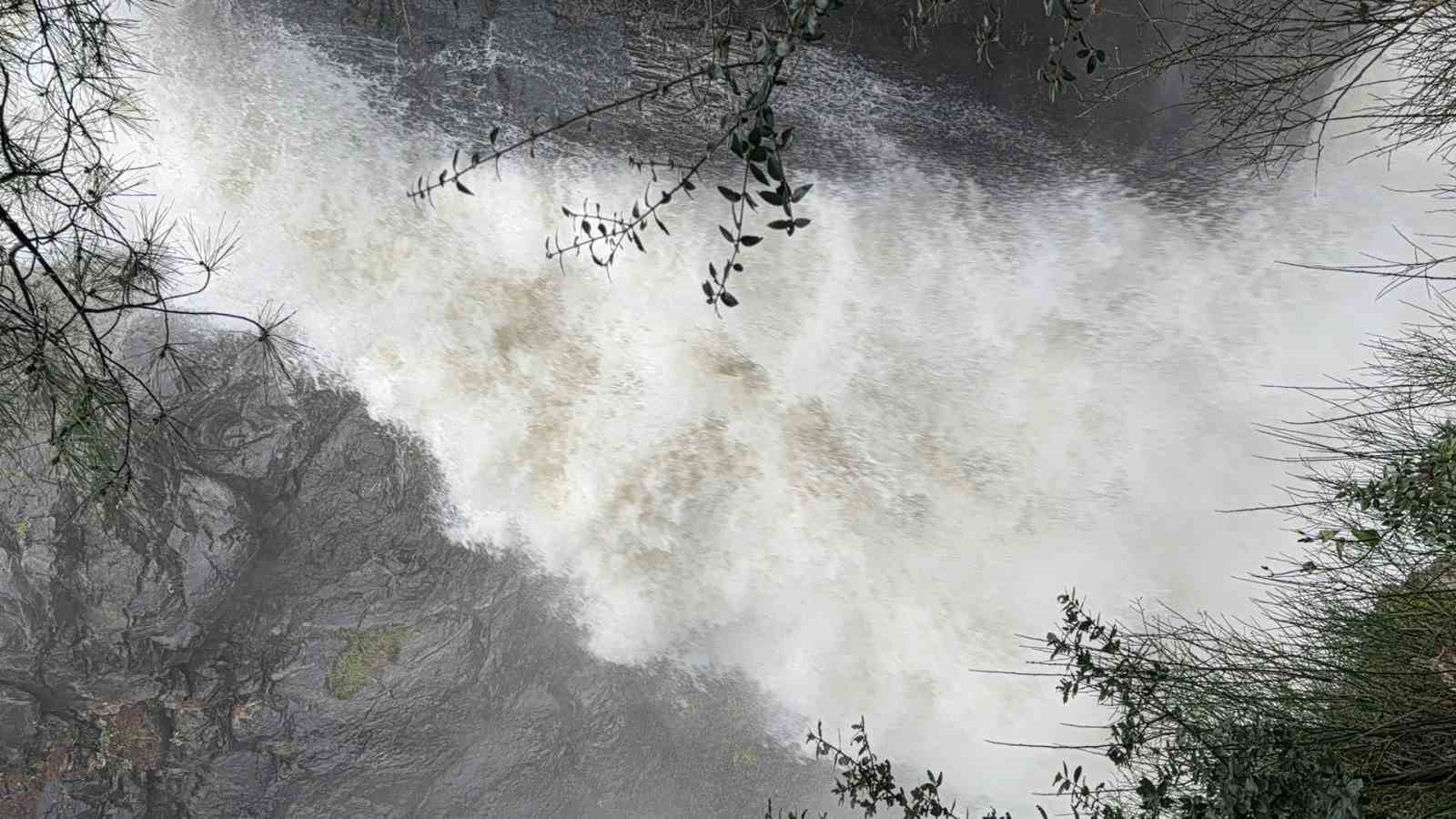 Kazdağları’nın Sütüven Şelalesi yağışlarla birlikte Niagara’yı aratmadı
