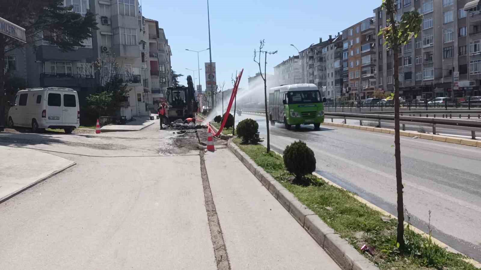 Kazı yaparken su borusu patladı, tazyikli su caddeyi esir aldı
