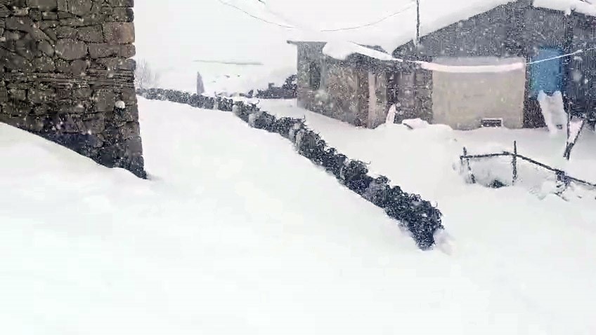 Keçilerin inadı yarım metreyi bulan kara yenilmedi
