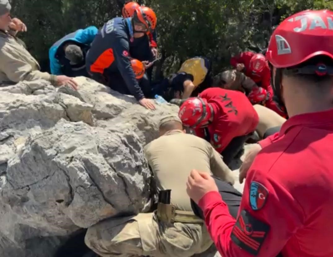 Keçilerin peşinden gidip kaya yarığına sıkışan Ayşe teyze komşularını dinlememiş
