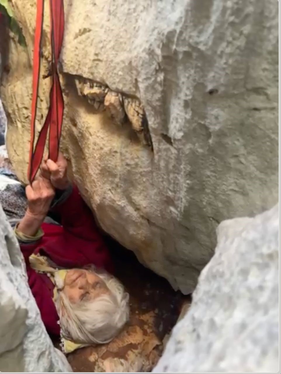 Keçilerin peşinden gidip kaya yarığına sıkışan Ayşe teyze komşularını dinlememiş
