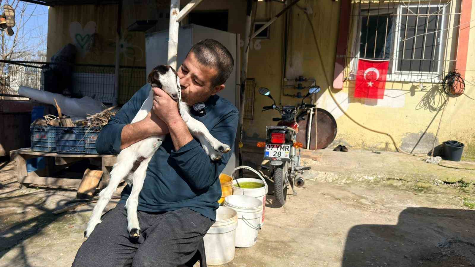 Keçilerine olan sevgisini teknolojiyle birleştirdi, anbean onları izliyor
Keçilerine olan sevgisini teknolojiyle birleştirdi, anbean onları izliyor