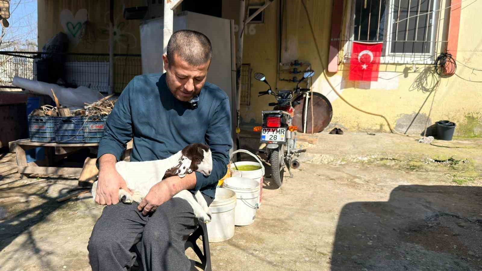 Keçilerine olan sevgisini teknolojiyle birleştirdi, anbean onları izliyor
Keçilerine olan sevgisini teknolojiyle birleştirdi, anbean onları izliyor