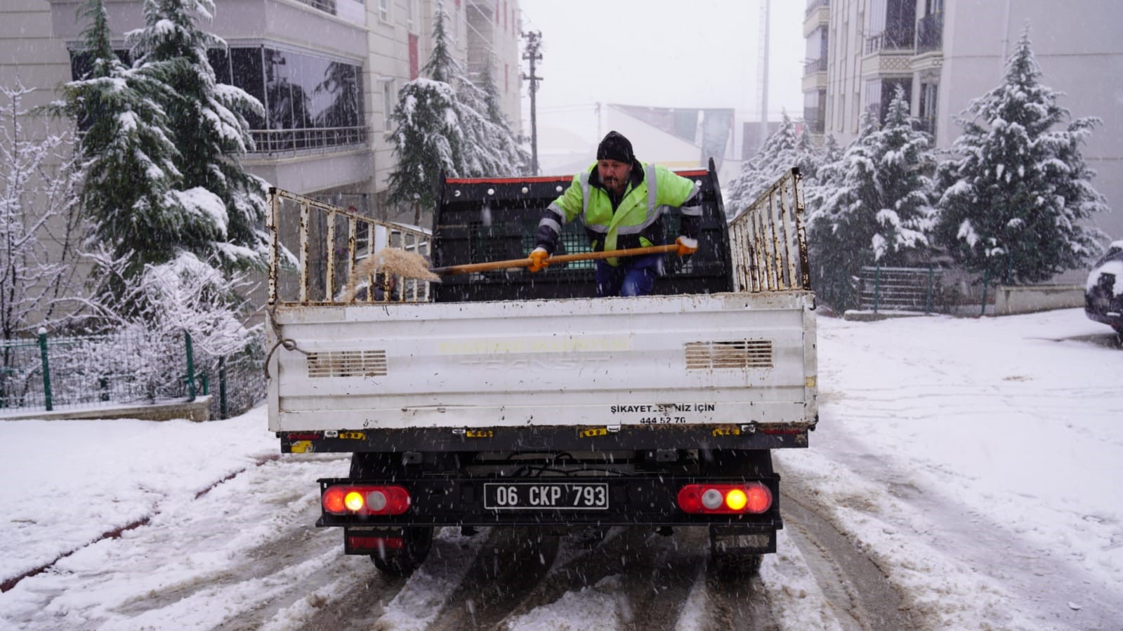 Keçiören Belediyesi, karla mücadeleye aralıksız devam ediyor
