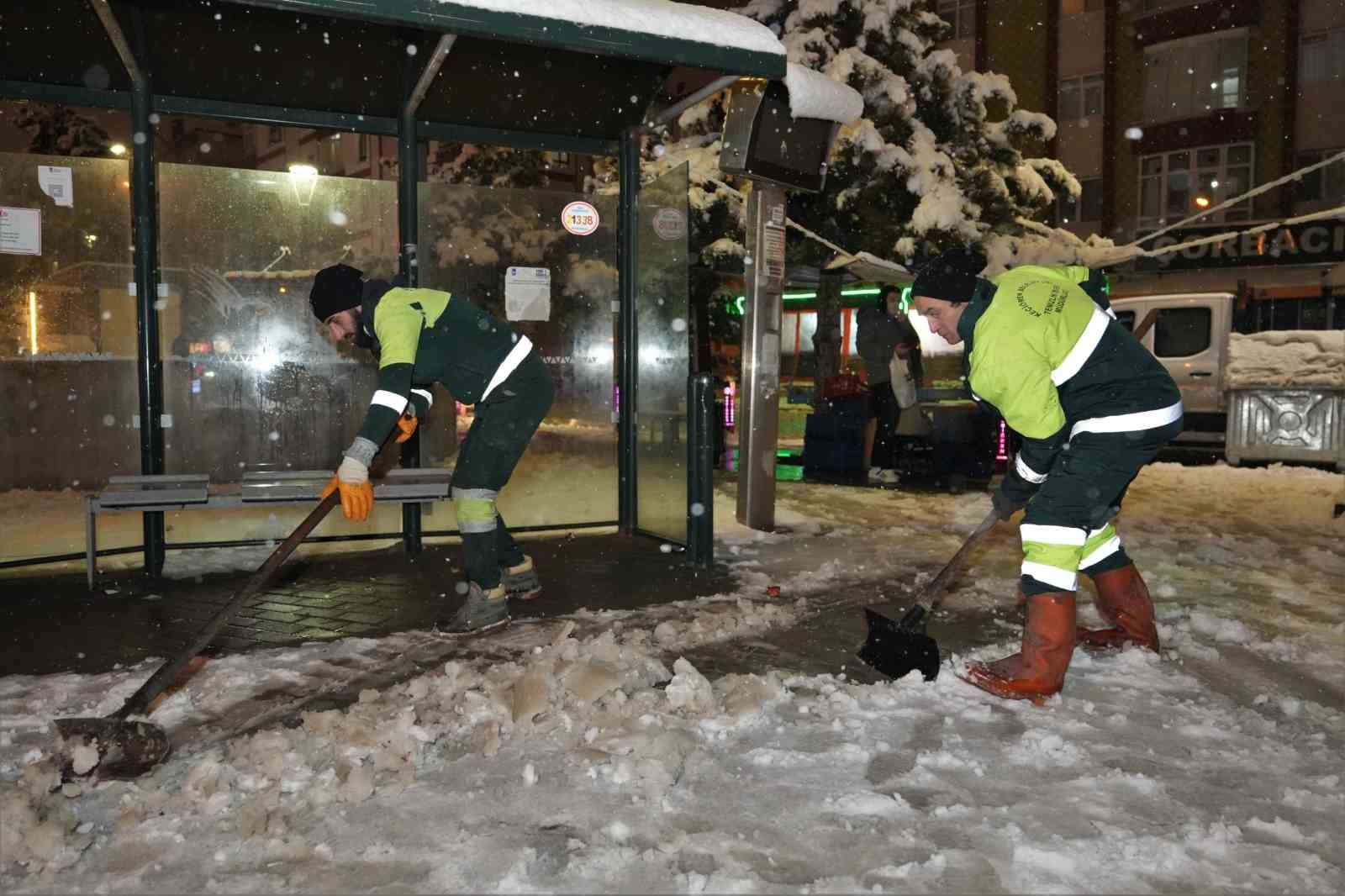 Keçiören Belediyesi, karla mücadeleye aralıksız devam ediyor
