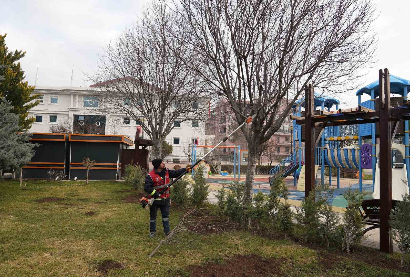 Keçiören Belediyesi, park ve yeşil alanlardaki bakım çalışmalarına devam ediyor
