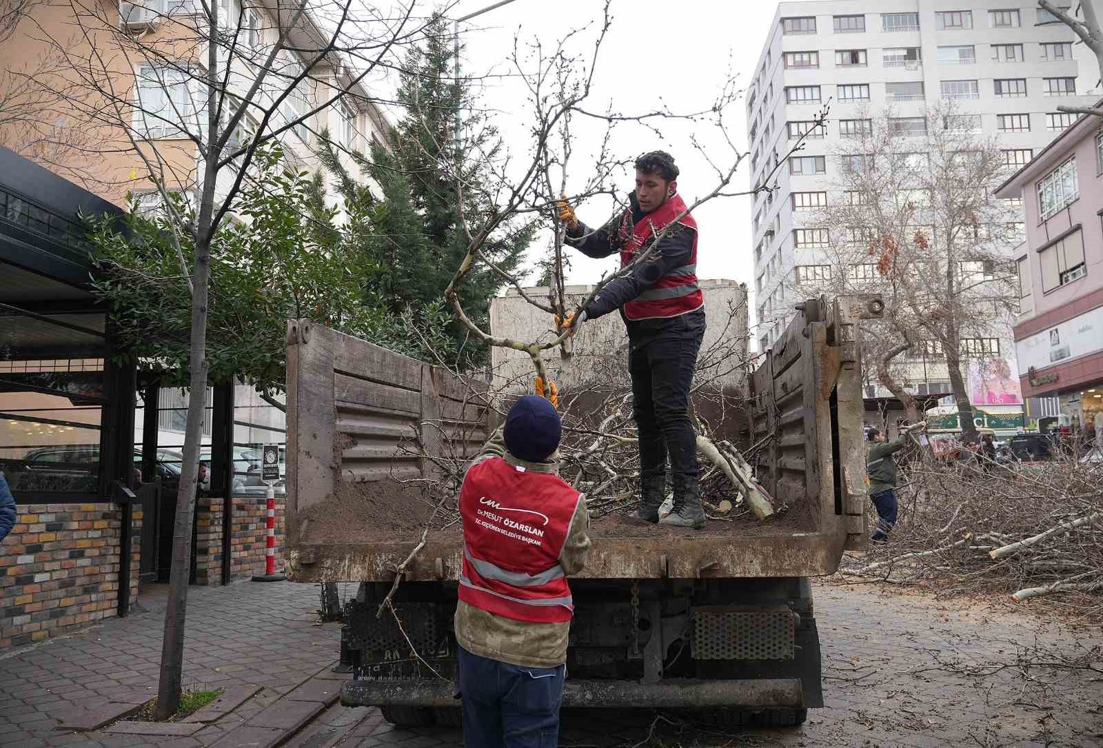 Keçiören Belediyesi, park ve yeşil alanlardaki bakım çalışmalarına devam ediyor
