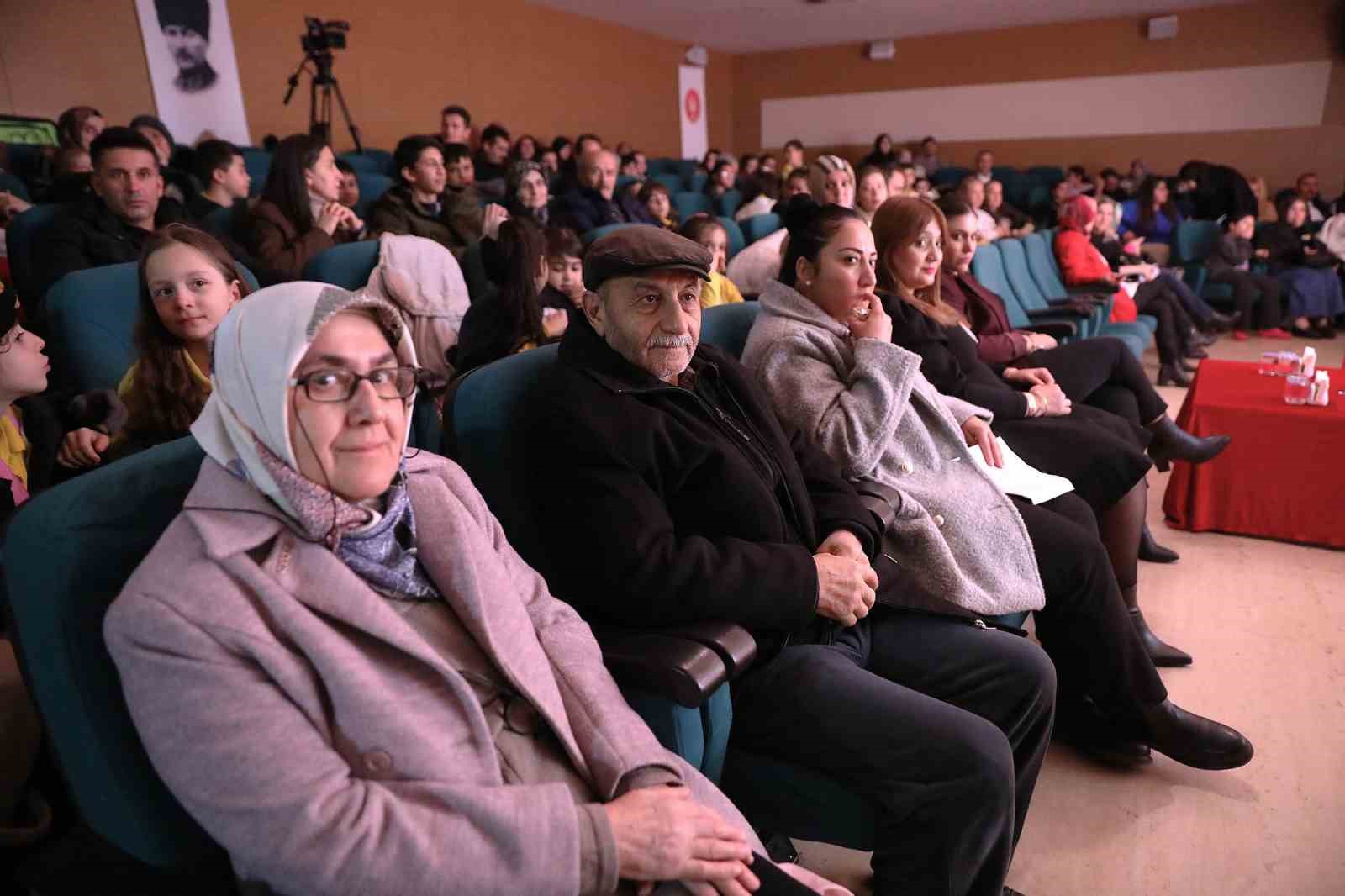 Keçiören Belediyesi’nde öğrenciler bilimi sahneye taşıdı
