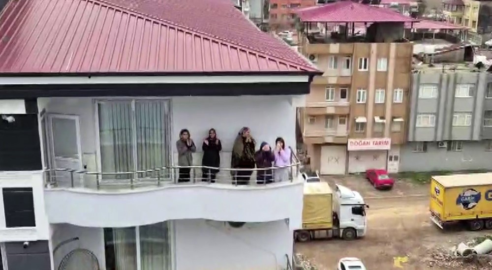 Kedi kurtarma operasyonuyla gönülleri fetheden itfaiye ekibine alkışlı teşekkür
