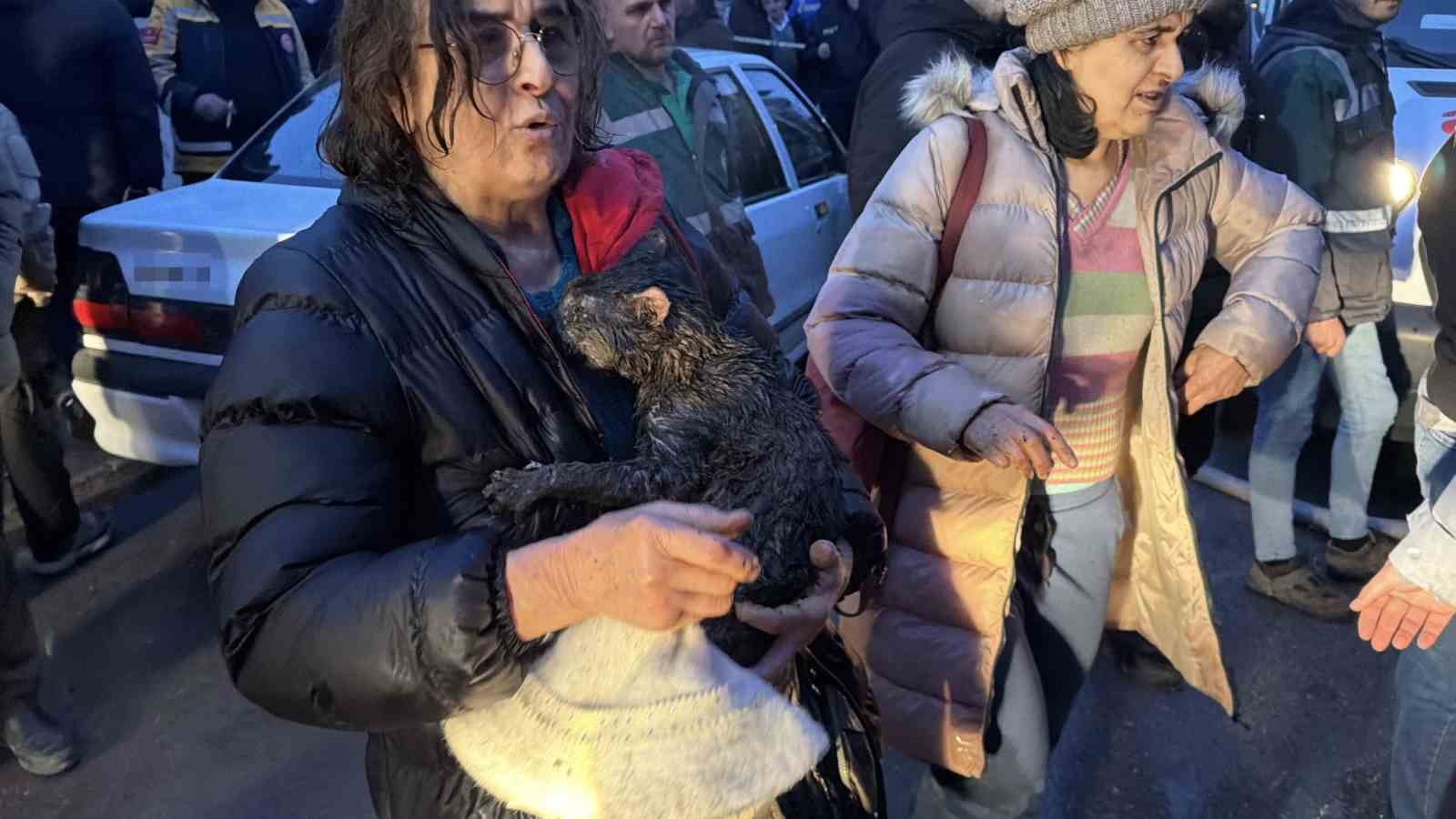 Kediler üşümesin diye yakılan soba faciaya dönüştü: İki ev küle döndü
