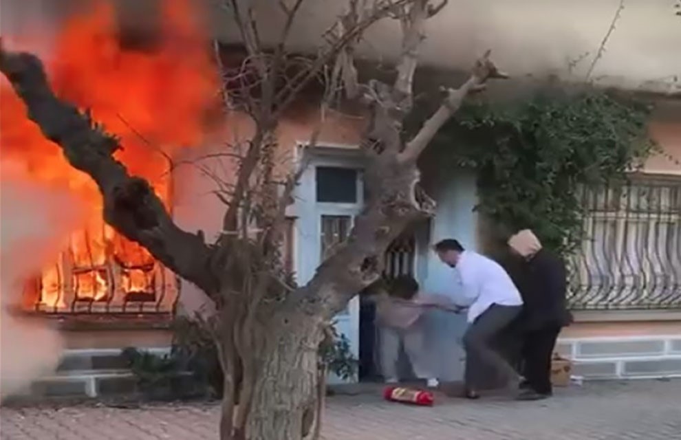 Kedisini kurtarmak için alevlerin içine daldı; komşuları güçlükle dışarı çıkardı
